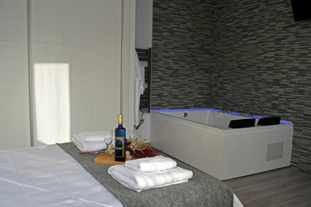 Alojamientos Lola, Suite Con Jacuzzi Беналуп-Касас-Вьехас Экстерьер фото